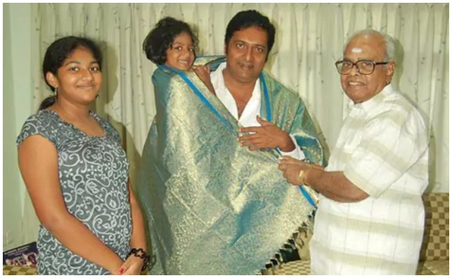 ప్రకాష్ రాజ్ డైలాగ్ డెలివరీ చూసి ఆశ్చర్యపోయిన బాలచందర్.. ఏం చేసారంటే?