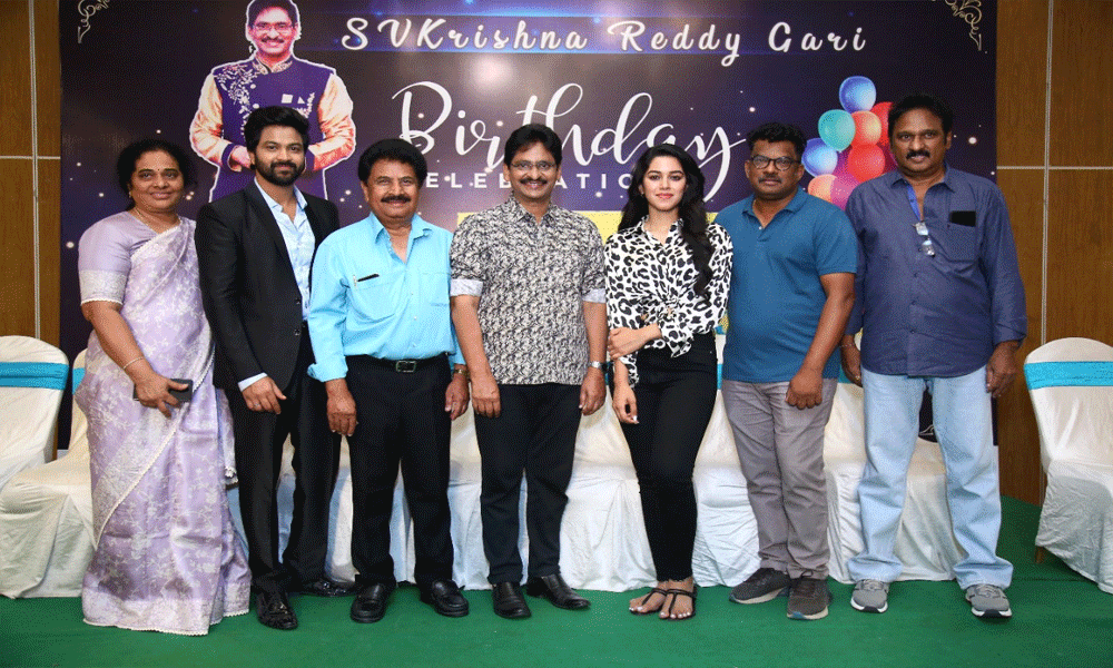 ‘ఆర్గానిక్ మామ‌- హైబ్రీడ్ అల్లుడు’ సెట్లో ఎస్‌.వి. కృష్ణారెడ్డి పుట్టిన‌రోజు వేడుక‌