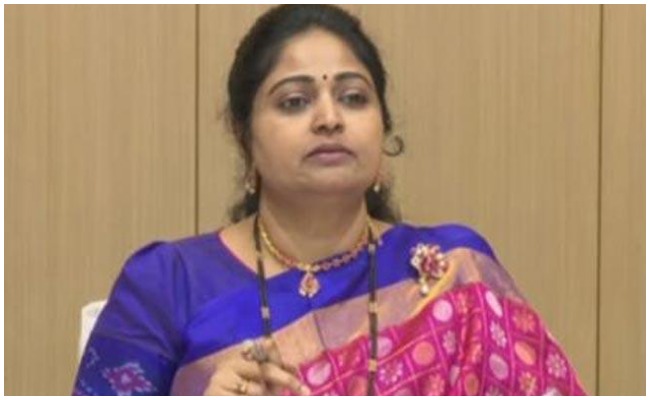 ఆ టీవీ ఛానల్స్ లకు నేను చెప్పే నిజాలను చూపించే ధైర్యం ఉందా అంటున్న దివ్యవాణి..