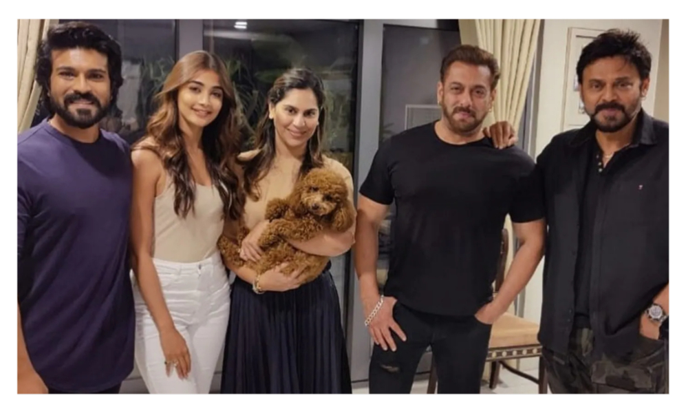 మెగా స్టార్ ఇంట్లో సందడి చేసిన బాలీవుడ్, టాలీవుడ్ స్టార్ హీరోలు.. వైరల్ అవుతున్న ఫొటోలు…!