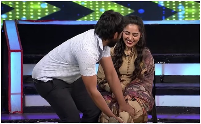 వేదికపై భార్య కాళ్ళు పట్టుకున్న కమెడియన్.. అసలేం జరిగిందంటే?