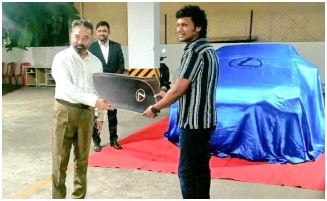 విక్రమ్ హిట్ కావడంతో డైరెక్టర్ కాస్ట్లీ కారును గిఫ్ట్ గా ఇచ్చిన కమల్!