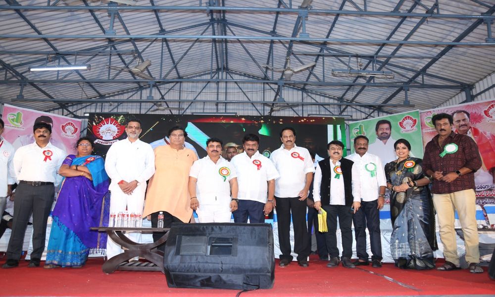 టెలివిజన్ 24 క్రాఫ్ట్స్ లోని నిరుపేద  కళాకారులకు 101 ప్లాట్లు ఇచ్చిన దాత  వివికే వి.విజయ్ కుమార్  