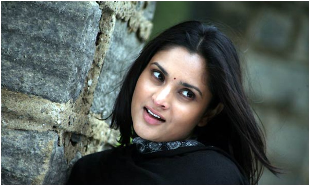 తనపై అసత్య కామెంట్లు చేసినందుకు పోలీసులకు ఫిర్యాదు చేసిన హీరోయిన్ రమ్య..