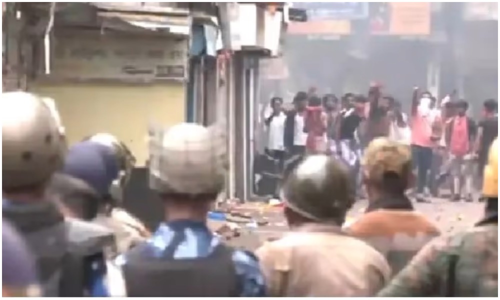 అల్లర్లతో నిండిపోయిన బెంగాల్.. పోలీసుల పైకి రాళ్లదాడి