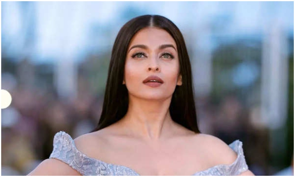 అమ్మతో కలిసి కేక్ కట్ చేస్తున్న ఈ చిన్నారి ఎవరో గుర్తుపట్టారా.. ఈమె పాన్ ఇండియా స్టార్ హీరోయిన్!