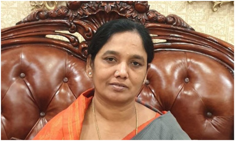 పోలీసులపై దురుసుగా ప్రవర్తించిన పరిటాల సునీత..