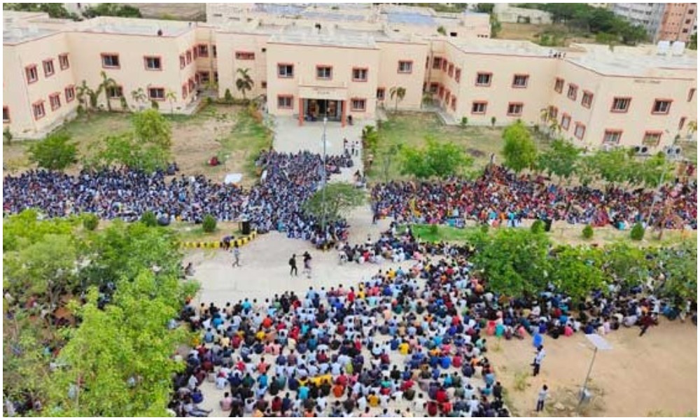 బాసరలో విద్యార్థులు భారీ నిరసన.. కేసీఆర్ లేదా కేటీఆర్ రావాలి అంటూ!