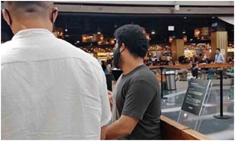 మాల్ లో స్నేహితులతో కలిసి చిల్ అవుతున్న తారక్.. ఫోటోలు వైరల్!