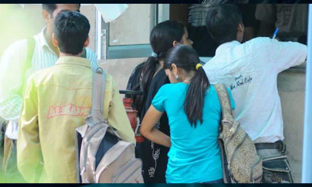 రోడ్డుపై ముద్దులతో రెచ్చిపోయిన స్టూడెంట్స్.. రంగంలోకి దిగిన పోలీసులు.. చివరికి?