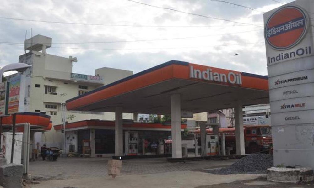 అక్కడి పెట్రోల్ బంకులకు క్యూ కడుతున్న ఏపీ వాహనదారులు.