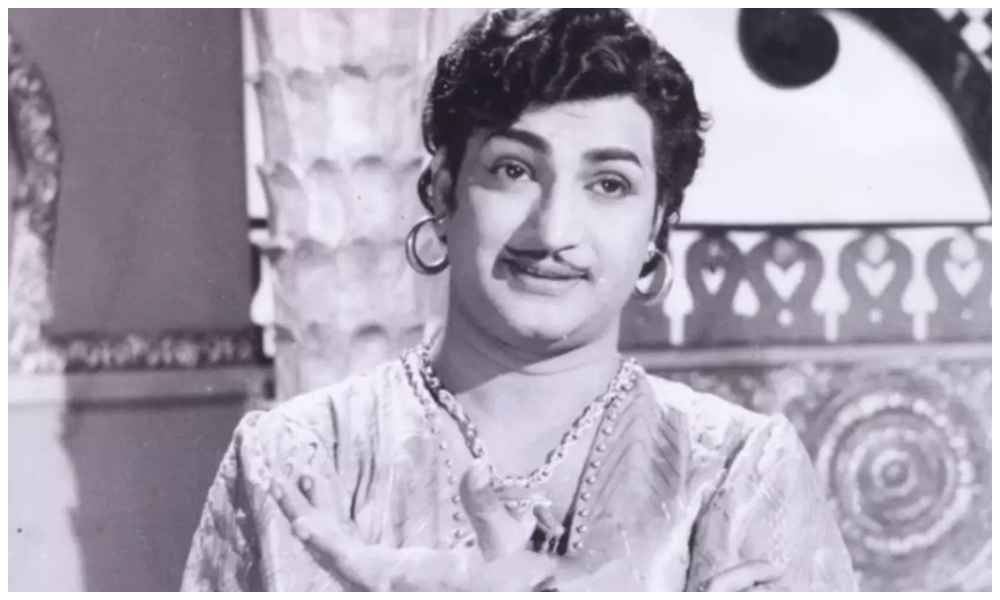 ఆ ఒక్క నిర్ణయంతో రెండు సూపర్ హిట్ సినిమాలను కోల్పోయిన ఎన్టీఆర్… ఆ సినిమాలు ఏంటో తెలుసా?