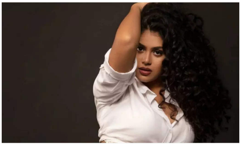 బెల్లీ డాన్స్ తో రెచ్చిపోయిన జ్జాతిరత్నాలు బ్యూటీ.. వీడియో వైరల్ ..!