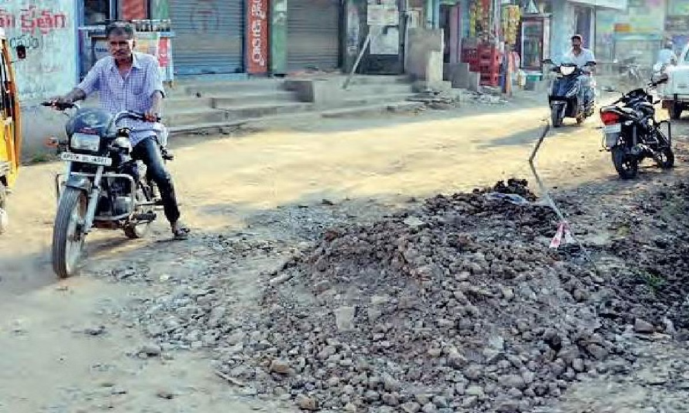 రోడ్లకు గుంతలు.! వైసీపీ సర్కారుకి ఇబ్బందులు.!