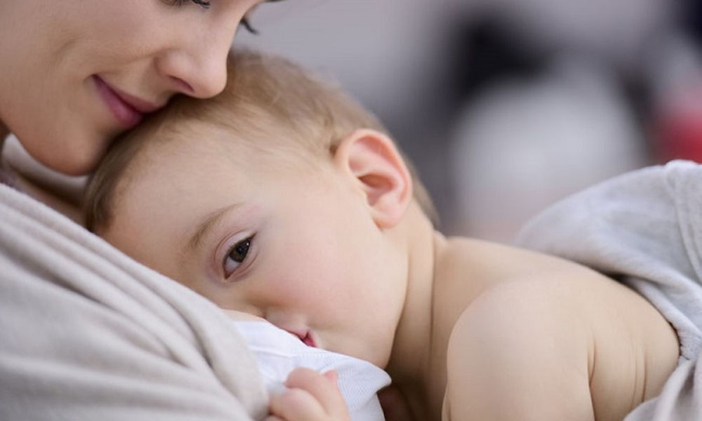 పాలిచ్చే తల్లులు తినకూడని ఆహార పదార్థాలు ఏమిటో తెలుసా?