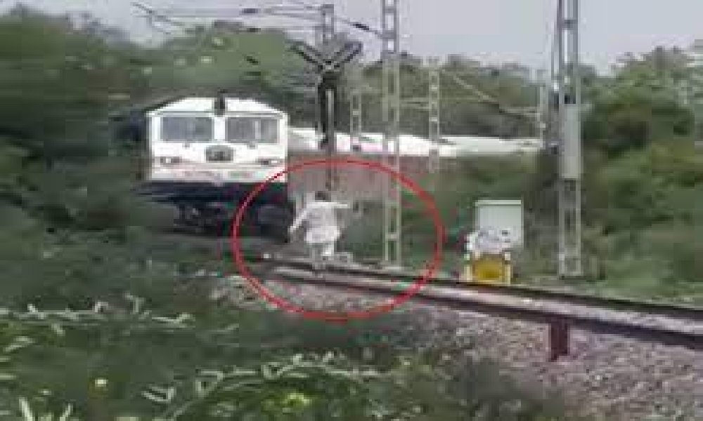 రైలు ఢీకొని మృతి చెందిన బీఎస్ ఎఫ్ జవాన్… వైరల్ అవుతున్న వీడియో?