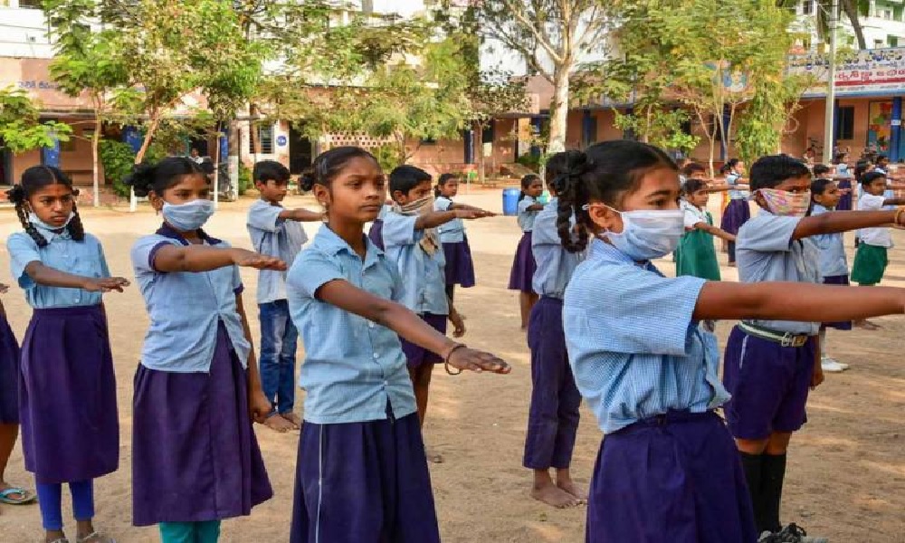 సైన్స్ టీచర్ తో మ్యాథ్స్.. తెలంగాణ విద్యార్థులకు ఇలాంటి వింత కష్టాలా?