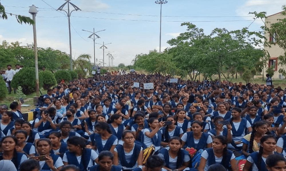 బాసర ట్రిపుల్ ఐటీలో విద్యార్థులకు బెదిరింపులు.. ?