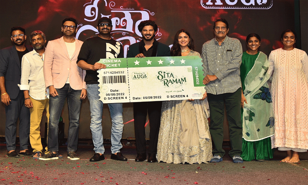 సీతారామం’ అందరూ తప్పకుండా థియేటర్లో చూడాల్సిన సినిమా:  ‘సీతారామం’ ప్రీరిలీజ్ ఈవెంట్ లో పాన్ ఇండియా స్టార్ ప్రభాస్