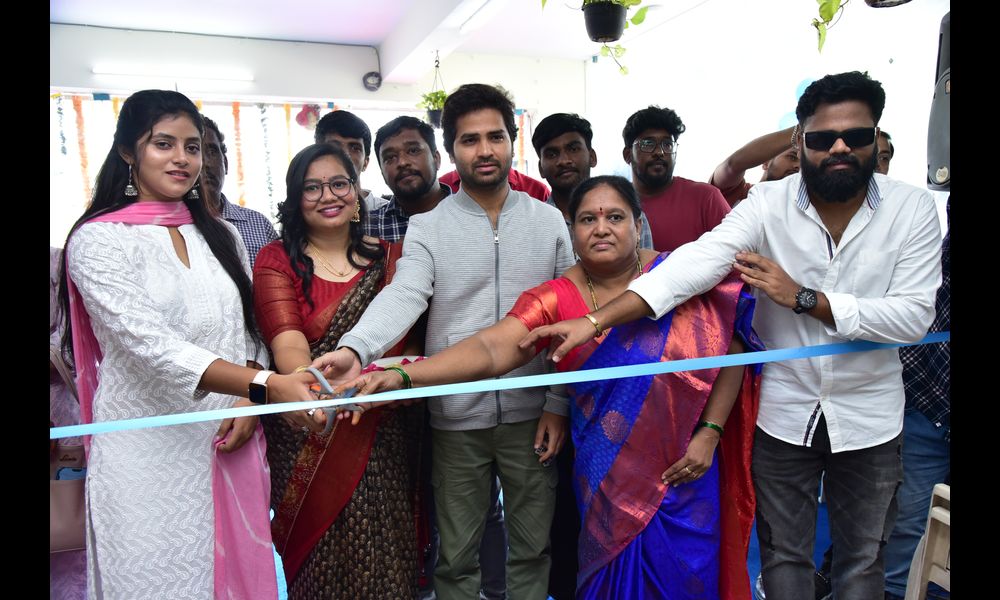 నగరంలోని మణికొండ లో ఏ2జెడ్ సూపర్ మార్కెట్ ను ప్రారంభించిన ఫస్ట్ డే ఫస్ట్ షో మూవీ టీమ్…..