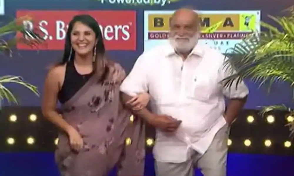 అనసూయ చేతిలో చేయి వేసి పాత జ్ఞాపకాలను గుర్తు చేసుకున్న దర్శకేంద్రుడు..!