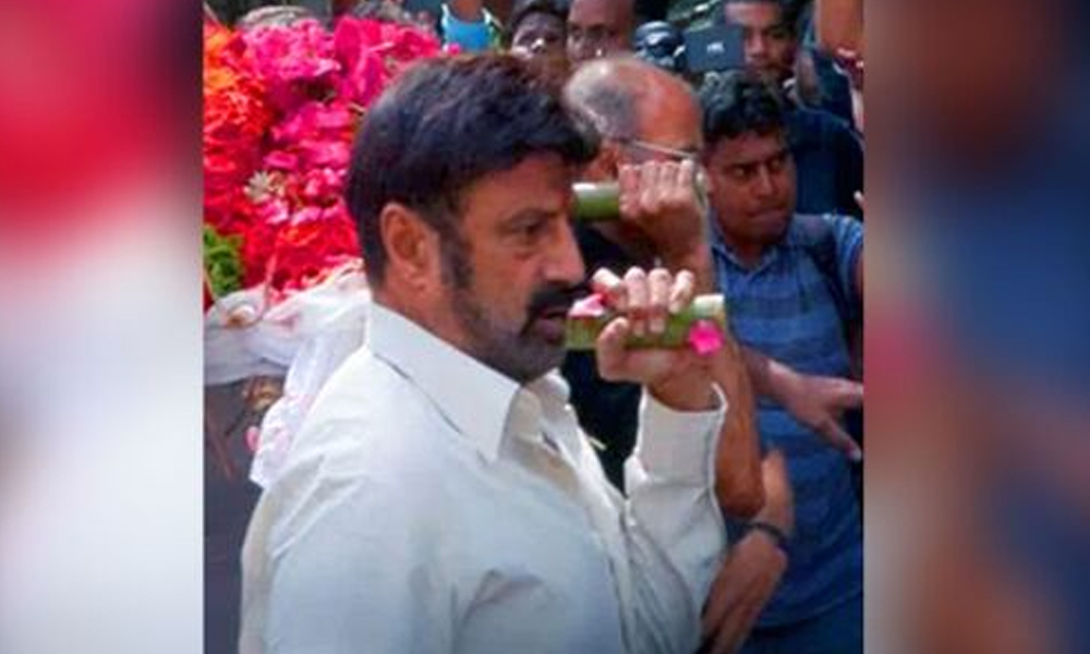 చెల్లెలి పాడే మోస్తూ.. కన్నీటి వీడ్కోలు చెప్పిన బాలయ్య?