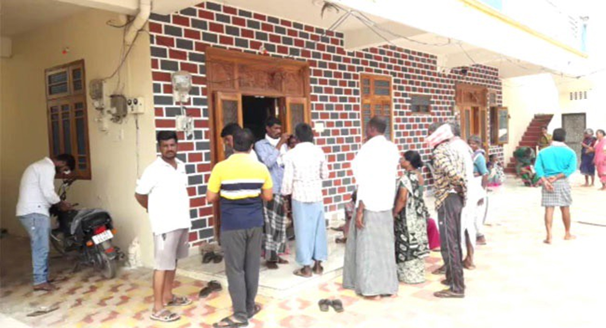 పెళ్ళి చేయటం లేదనీ సొంత తండ్రిని, పిన తండ్రిని చంపిన యువకుడు?