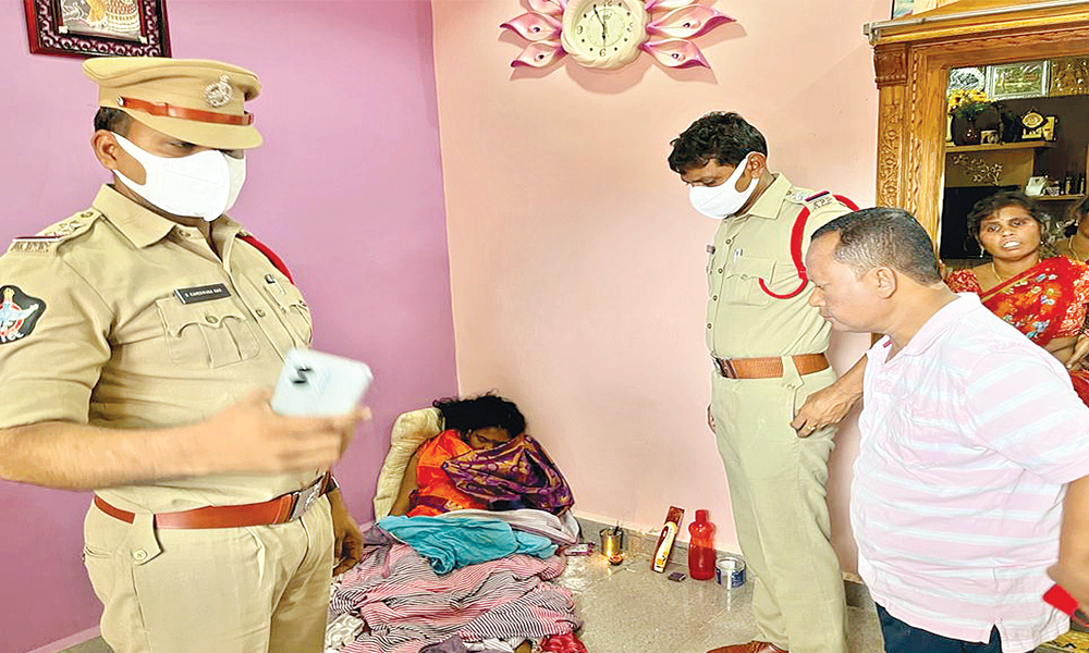 అత్త వేదింపులు భరించలేక ఆత్మహత్య చేసుకున్న కోడలు?