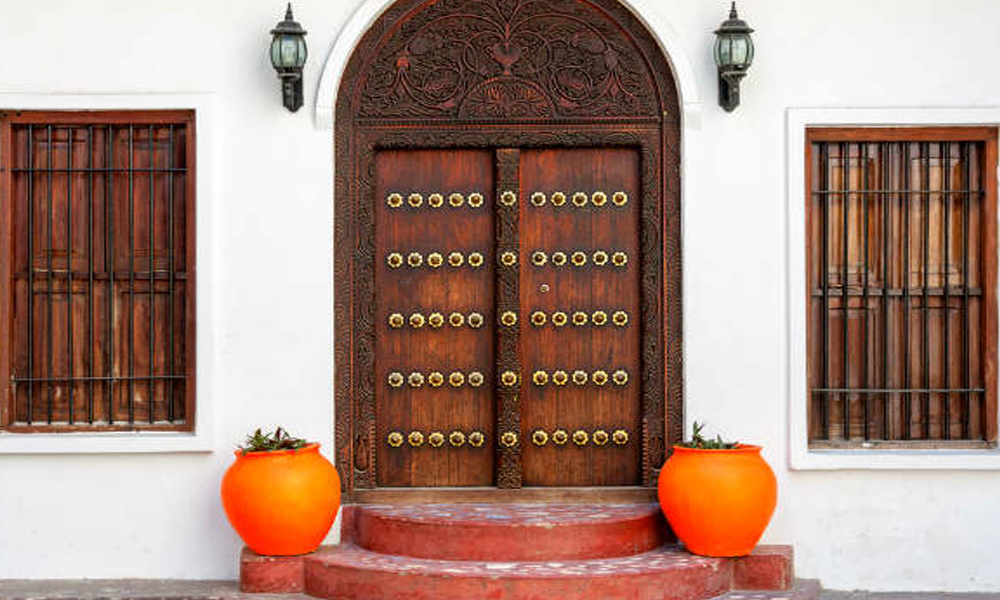 ఇంట్లో గుమ్మం దగ్గర ఇవి ఉన్నాయా అయితే ఏం జరుగుతుందో చూడండి?