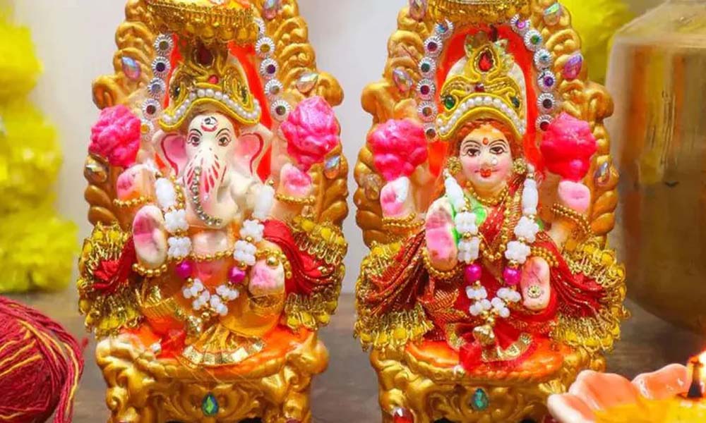 వాస్తు శాస్త్రం ప్రకారం లక్ష్మీ, గణపతి విగ్రహాలను ఏ దిశలో పెట్టాలో తెలుసా?