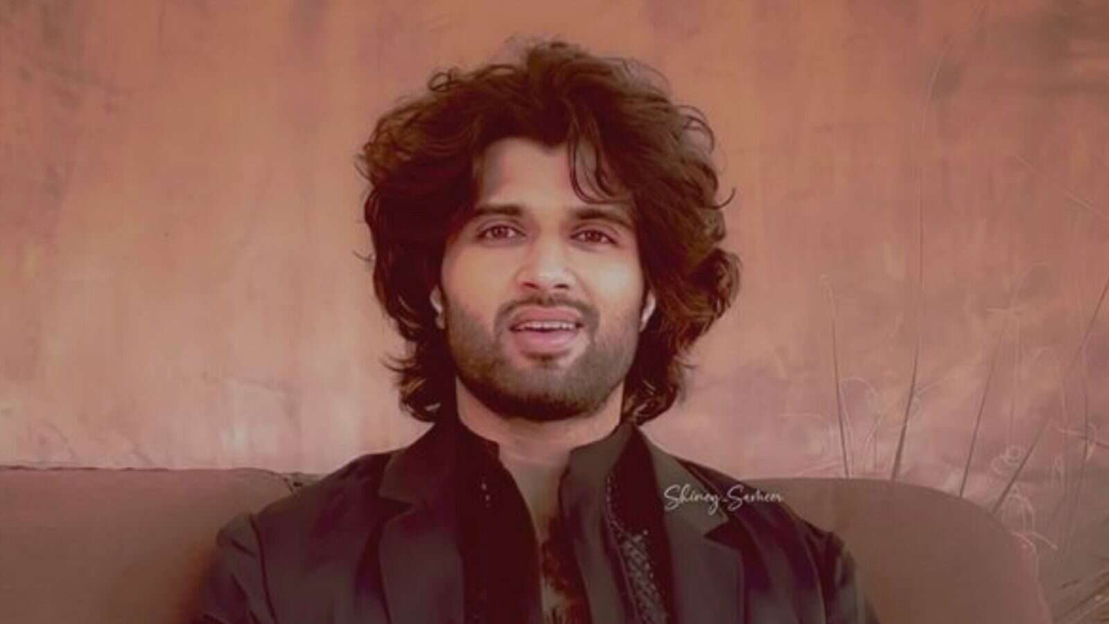 అలాంటి సందర్భంలో మాట్లాడకుండా మౌనంగా ఉండటమే మంచిది: విజయ్ దేవరకొండ