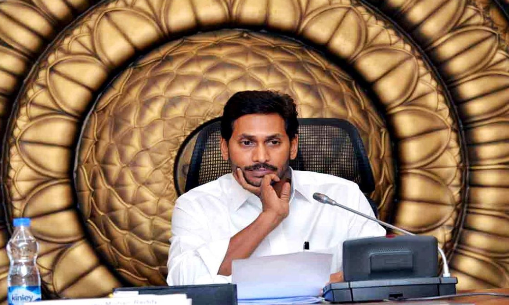 గుంతలు పూడ్చినా కేసే.. జగన్ కు తెలియకుండా ఈ తప్పులు జరుగుతున్నాయా?