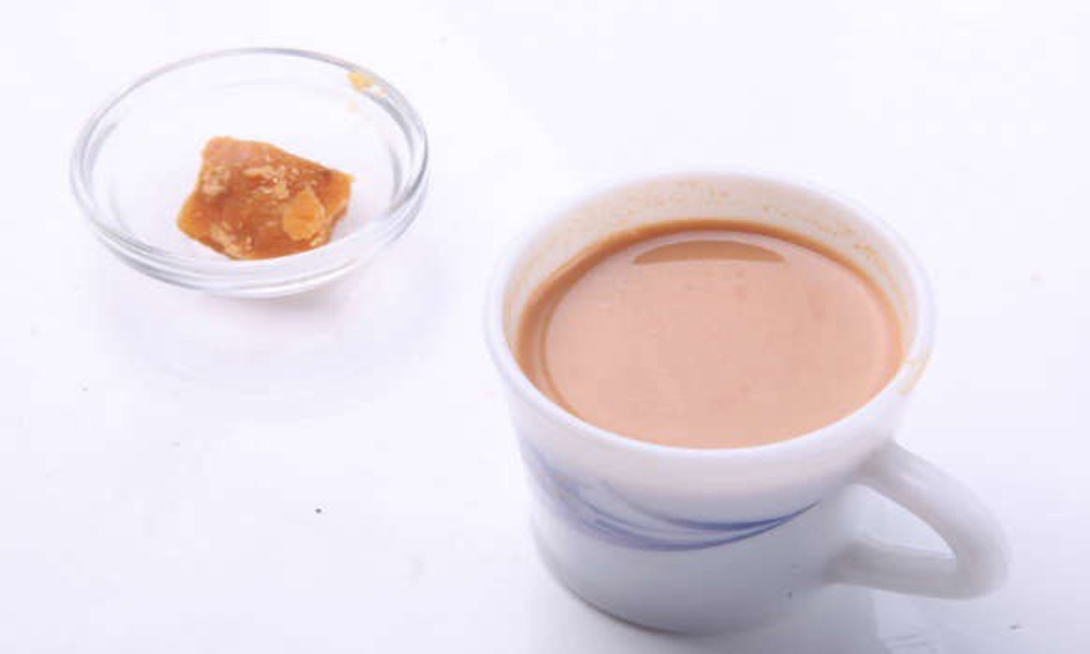 బెల్లం ఆరోగ్యానికి మంచిదని టీలో కలిపి  తాగుతున్నారా..? జాగ్రత్త ఈ సమస్యలు తప్పవు..?