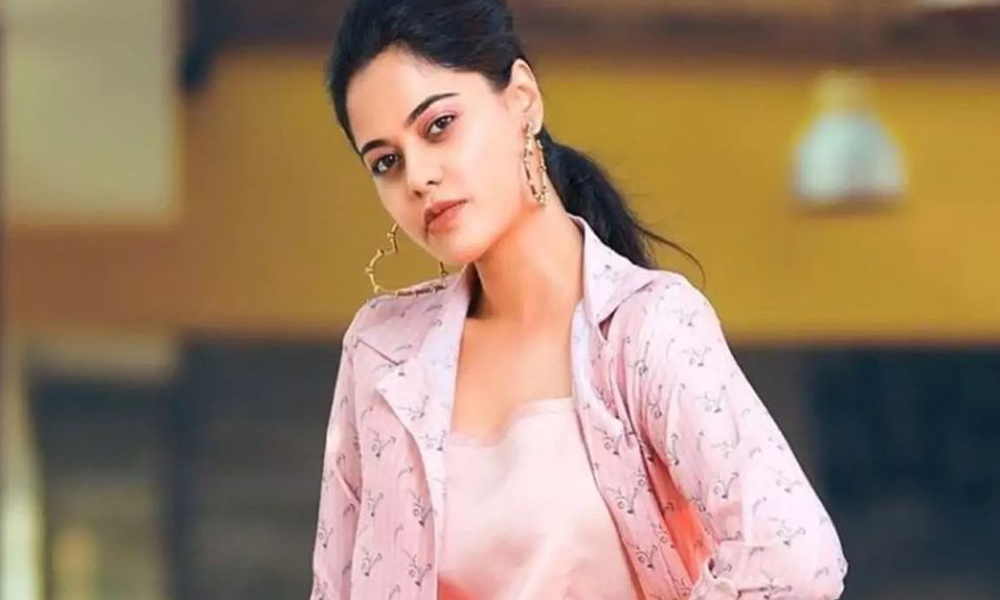 డ్రెస్సింగ్ గురించి కామెంట్ చేసిన నెటిజన్. బిందు మాధవి  కౌంటర్!