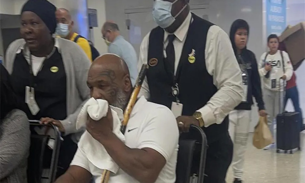 వీల్ చైర్ కి పరిమితమైన లెజెండరీ బాక్సర్ మైక్ టైసన్.. ఆందోళన అభిమానులు!