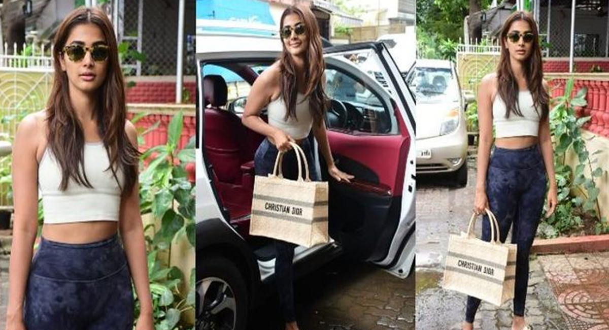 పూజ హెగ్ధే బాగ్  ధరెంతో తెలిస్తే షాక్ అవ్వాల్సిందే!