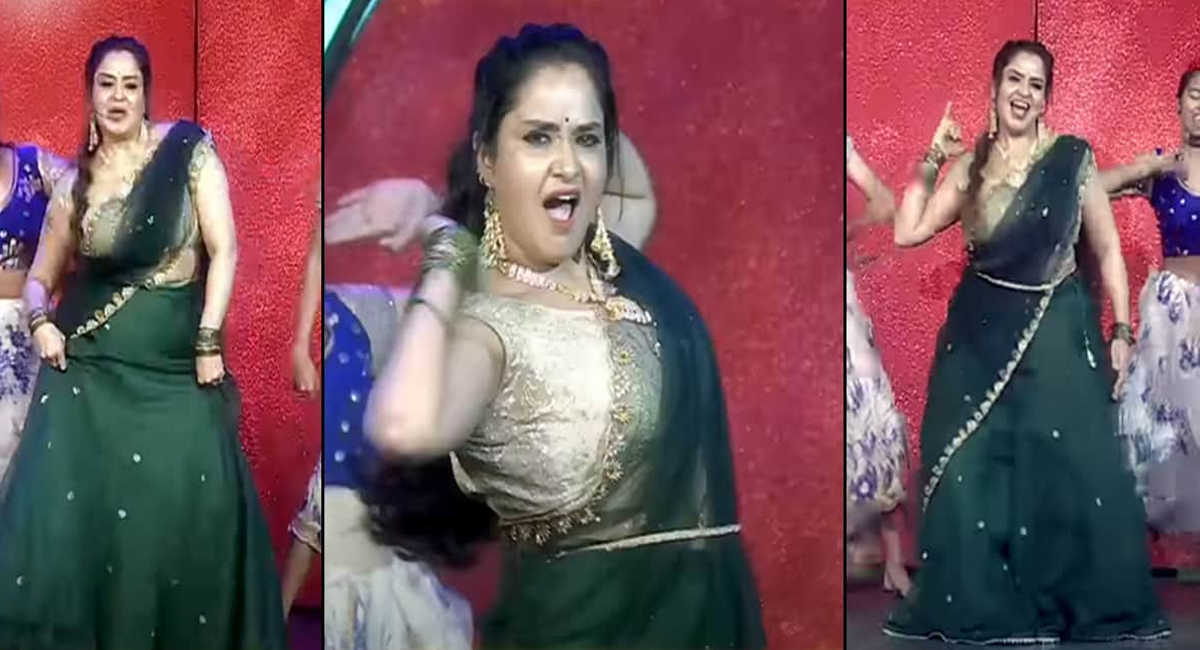 పండగ కోసం ప్రగతి పాట్లు.. మాస్ స్టెప్పులతో అడగొట్టిందిగా..?