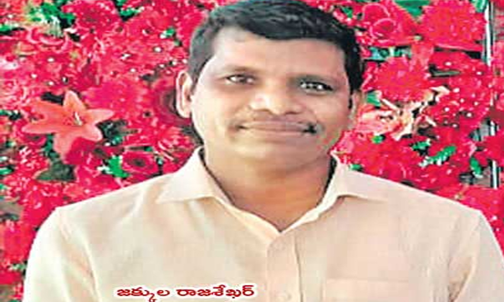 ఏలూరులో ఘోర ప్రమాదం.. ట్రాక్టర్ కిందపడి మరణించిన ప్రధానోపాధ్యాయుడు..!