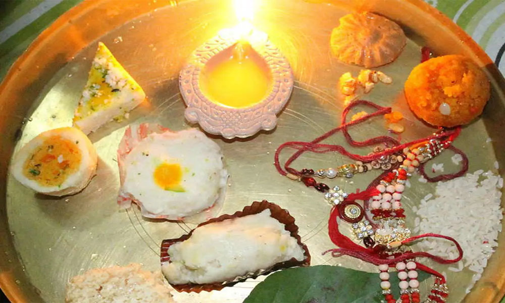 సోదరులకు రాఖీ కట్టే సమయంలో అలంకరణ ప్లేటులో ఇవి తప్పనిసరి?