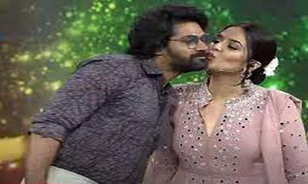 వేదికపై అందరూ చూస్తుండగానే హీరోకు ముద్దు పెట్టిన శ్రీముఖి… వైరల్ అవుతున్న ఫోటో?