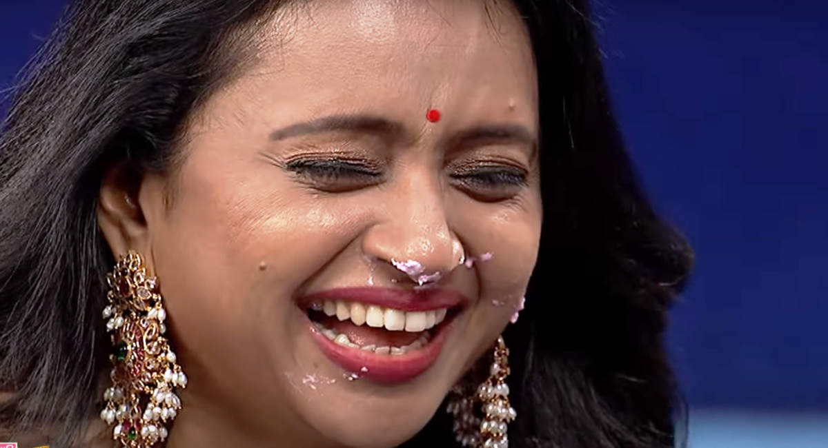 సుమ నోటివెంట డబుల్ మీనింగ్ డైలాగులు.. నీకు ఇలాంటి బూతు టీవి భాష అవసమా..?