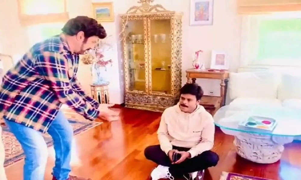   సప్తగిరి కాళ్ళకు దండం పెడతానన్న బాలకృష్ణ