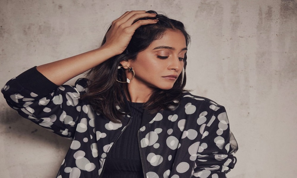 రెజీనా అందాల వెల్లువ!