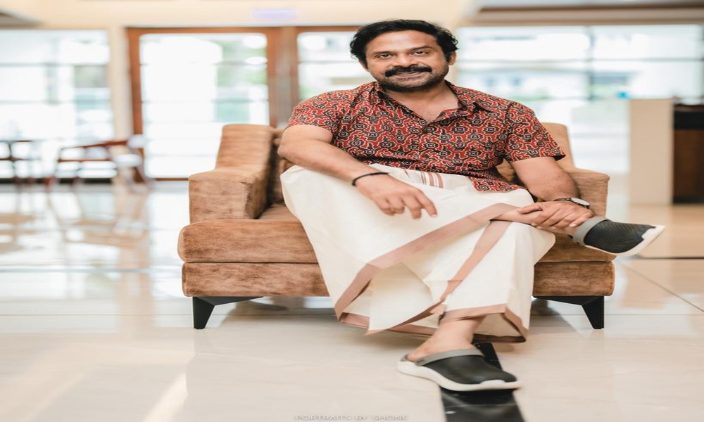 శరవేగంగా చిత్రీకరణను జరుపుకుంటోన్న యాక్షన్ థ్రిల్లర్ ‘స్పార్క్’.. ప్రతి నాయ‌కుడిగా ‘మిన్నల్ మురళి’ ఫేమ్ గురు సోమ సుందరం