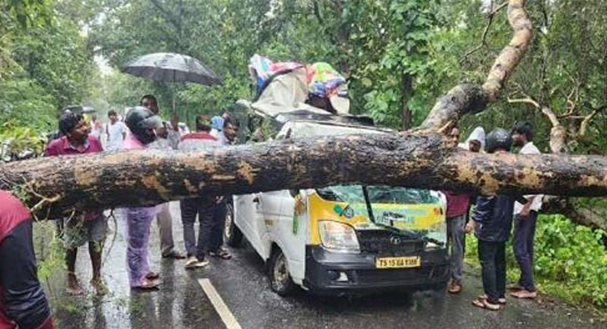 నిర్మల్ జిల్లాలో దారుణం… జలపాతాన్ని చూడటానికి వెళ్తూ తిరిగిరాని లోకాలకు వెళ్లిన వ్యక్తులు!