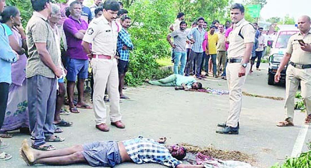 నెత్తురోడిన రహదారులు.. ప్రమాదంలో ప్రాణాలు కోల్పోయిన ప్రాణ స్నేహితులు?