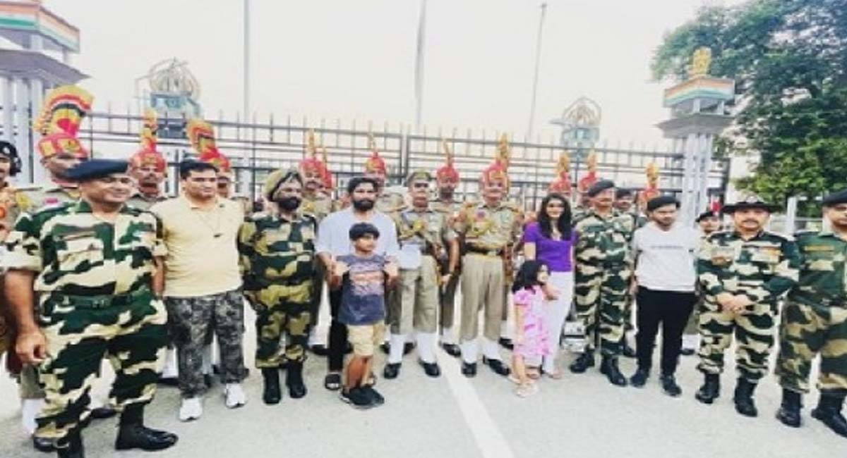 సరిహద్దులలో జవాన్ లతో కలిసి సందడి చేసిన అల్లు అర్జున్.. వైరల్ అవుతున్న ఫోటోలు!