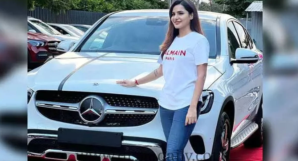 బర్త్ డే రోజు బెంజ్ కార్ గిఫ్ట్ గా అందుకున్న ఆషు .. స్పాన్సర్ ఎవరో తెలుసా…!