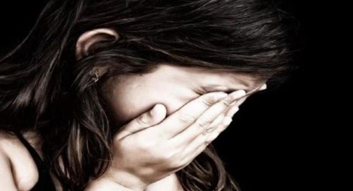 విద్యార్థిని బట్టలు మురికిగా ఉన్నాయని విప్పించి ఉతికేసిన ఉపాధ్యాయుడు.. సీన్ కట్ చేస్తే సస్పెన్షన్..!