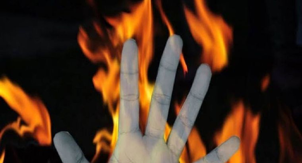 న్యాయం కోసం పోలీస్ స్టేషన్ కి వెళ్ళిన మహిళ… పోలిసుల ఎదుటే ఆత్మాహుతికి యత్నం..!